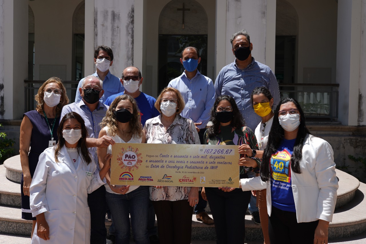 Grupo Arco-Mix entrega ao IMIP cheque simbólico da campanha Pão Solidário