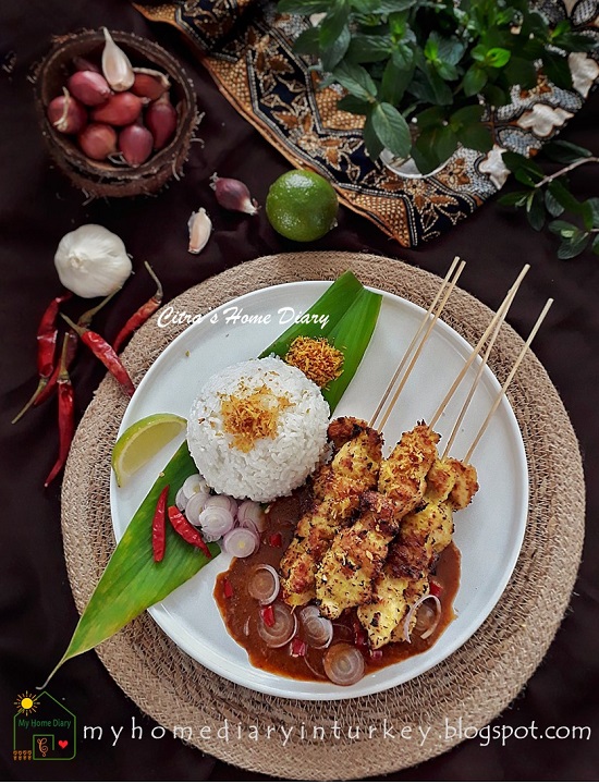 Sate klopo (sate kelapa) bumbu kacang  / Indonesian coconut wrapped SATAY with peanut sauce | Çitra's Home Diary. #sateklopo #satekelapa #Indonesianfoodrecipe #foodphotographysatay #endonezyamutfağı #satayrecipe #Indonesiancuisine #Indonesisch #coconutsatay #sataypeanutsauce