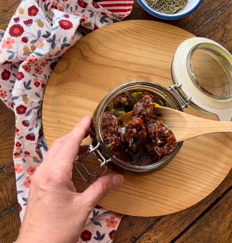 Tomates secos con alcaparras en aceite de oliva