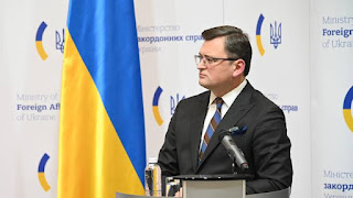After its refusal to send weapons to Ukraine, Kiev accuses Berlin of "encouraging Putin"  Germany announced that it would hand over a field hospital to Ukraine next month, but it rejected the idea of ​​militarily supporting Kiev, which angered the latter, which accused Berlin of "encouraging" Russian President Vladimir Putin.  On Saturday, Ukrainian Foreign Minister Dmytro Kuleba accused Germany of "encouraging" Russian President Vladimir Putin after Berlin refused to deliver weapons to Kiev, which fears a Russian invasion.  Russia is massing tens of thousands of its soldiers on the Ukrainian border, making Westerners fear an invasion of Kiev.  In this context, the United States, Britain and the Baltic states announced sending weapons to Ukraine, including anti-aircraft and anti-tank missiles.  For its part, Germany announced Saturday that it will hand over a "field hospital" to Ukraine in February, rejecting the idea of ​​sending weapons to the former Soviet republic.  "Today, the unity of the West against Russia is more important than ever," Kuleba wrote on Twitter.  He stressed that "German partners must stop undermining unity with similar statements and actions, and from encouraging Vladimir Putin to launch a new attack on Ukraine."  Kuleba added that Ukraine is "grateful" to Germany for its support, but "its current statements are disappointing."  "We have previously provided artificial respirators," German Defense Minister Christine Lambrecht said Saturday, noting that her country was "treating seriously wounded Ukrainian soldiers in the German army (hospitals)."  But she pointed out that "the handing over of weapons to (Ukraine) will not contribute at present" to defusing the crisis.  While denying that it orchestrated any attack on its neighbor, Russia stresses that de-escalation requires written security guarantees, foremost of which is the non-acceptance of Ukraine's membership in NATO.