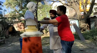 महात्मा गांधी जी की पूण्य तिथी पर कांग्रेस कार्यकर्ताओ ने बापू की प्रतिमा को स्नान करा कर पुष्प माला अर्पित की