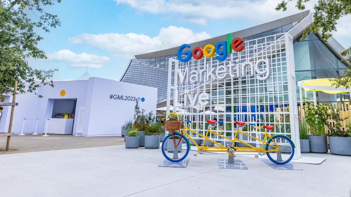 “Your marketing, multiplied by Google AI”라고 적힌 화면 앞에서 구글 마케팅 라이브 기조연설을 하는 제리 디슐러(Jerry Dischler), Google Ads VP and GM의 사진이 보이고 있다.