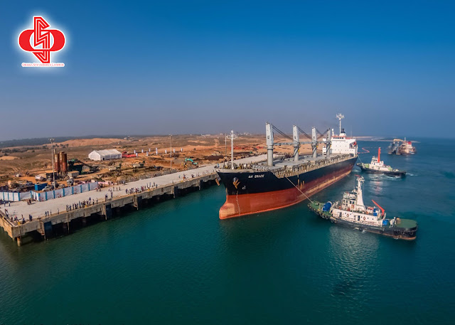 Stevedores Work In Vizag Port