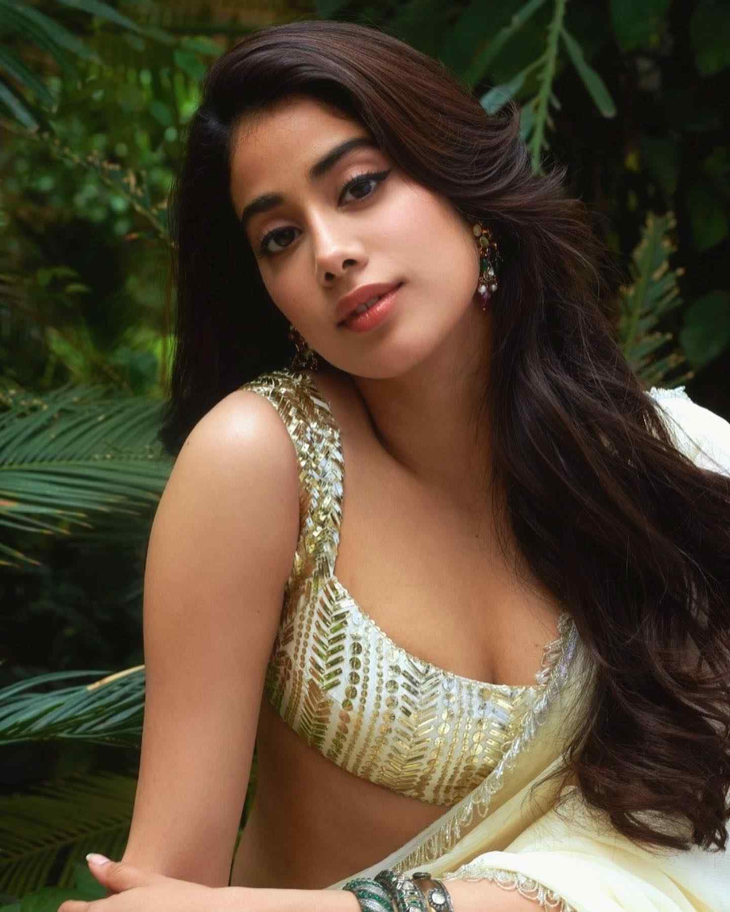 https://allmoviefans.blogspot.com/2021/10/pic-talk-of-day-janhvi-kapoor-tempting-show-in-revealing-top.html