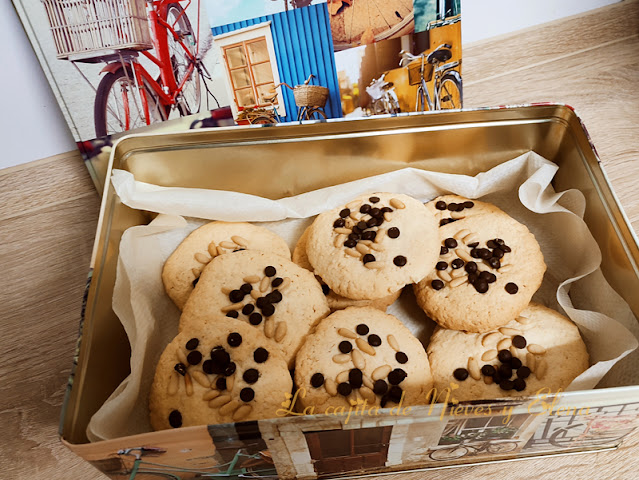 Galletas de avena, piñones y chocolate sin gluten