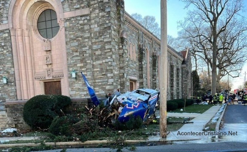 Helicóptero se estrella frente a iglesia