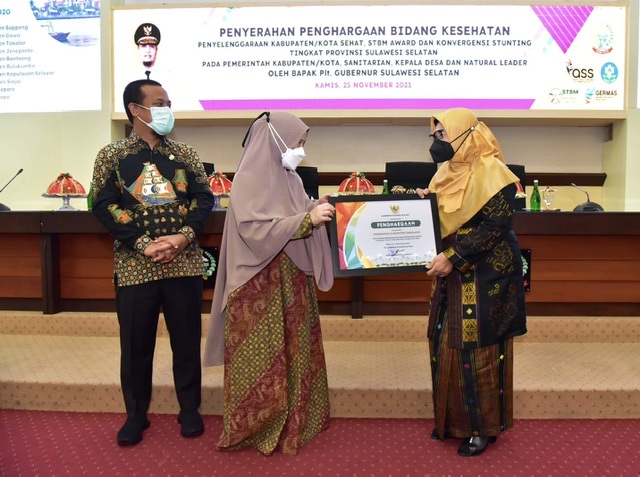 Andi Sudirman Serahkan Penghargaan Bidang Kesehatan di Provinsi Sulawesi Selatan.lelemuku.com.jpg