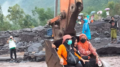 Warga Panik, Banjir Lahar Dingin Gunung Semeru Kembali Menerjang