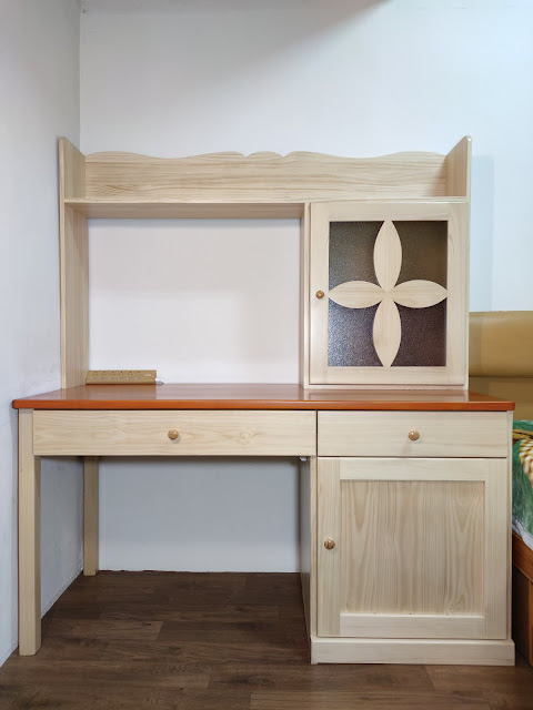 Офисный деревянный стол в спальне