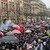 Πάνω από 100.000 αντιεμβολιαστές διαδηλώνουν για να «τσαντίσουν» τον Μακρόν στην Γαλλία