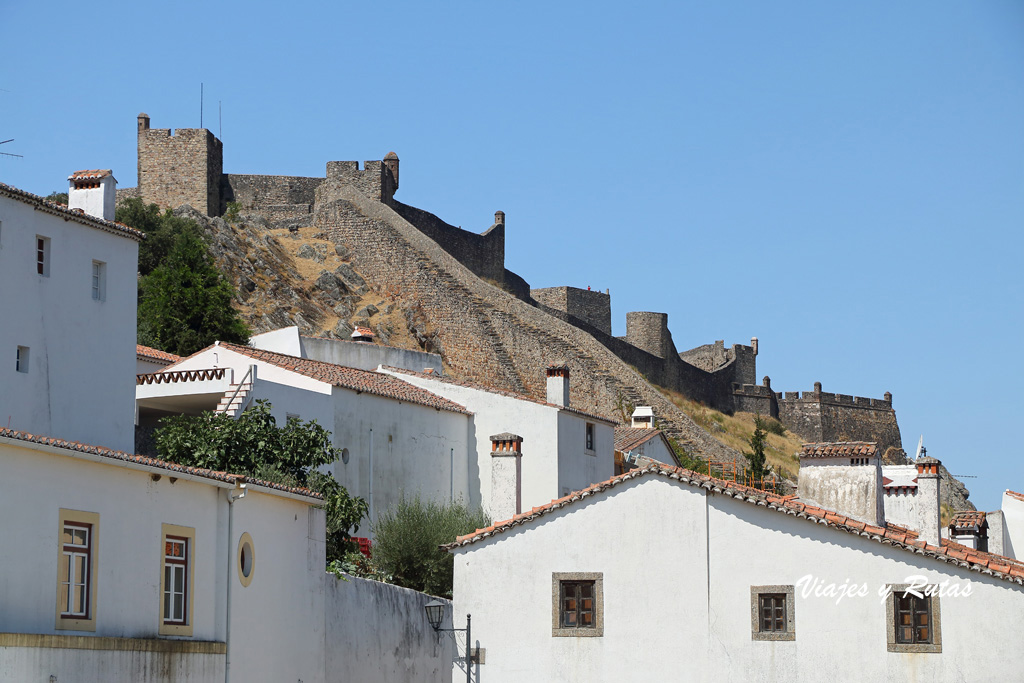 Casas de Marvao con el castillo de fondo