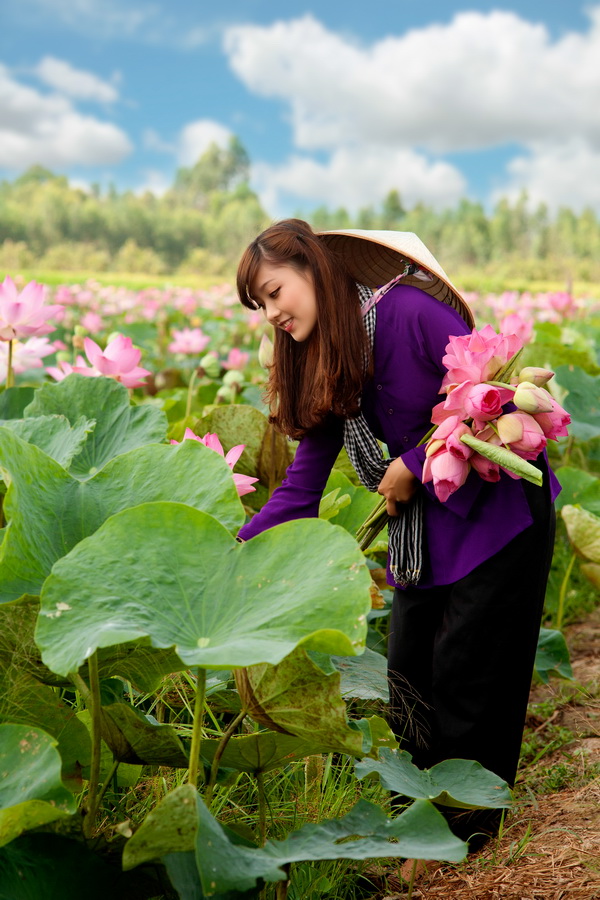 Thiếu nữ áo bà ba tím