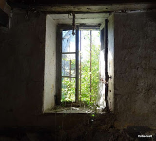 urbex-ferme-adrien-croix-funeraire-fenetre-jpg