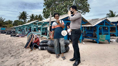 Disiplinkan Prokes di Tempat Wisata, Personel Ditpamobvit Polda Banten Patroli ke Pantai Anyer