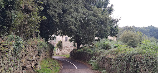 Muralla de piedra y castro fortificado en Castelo. Camino Primitivo