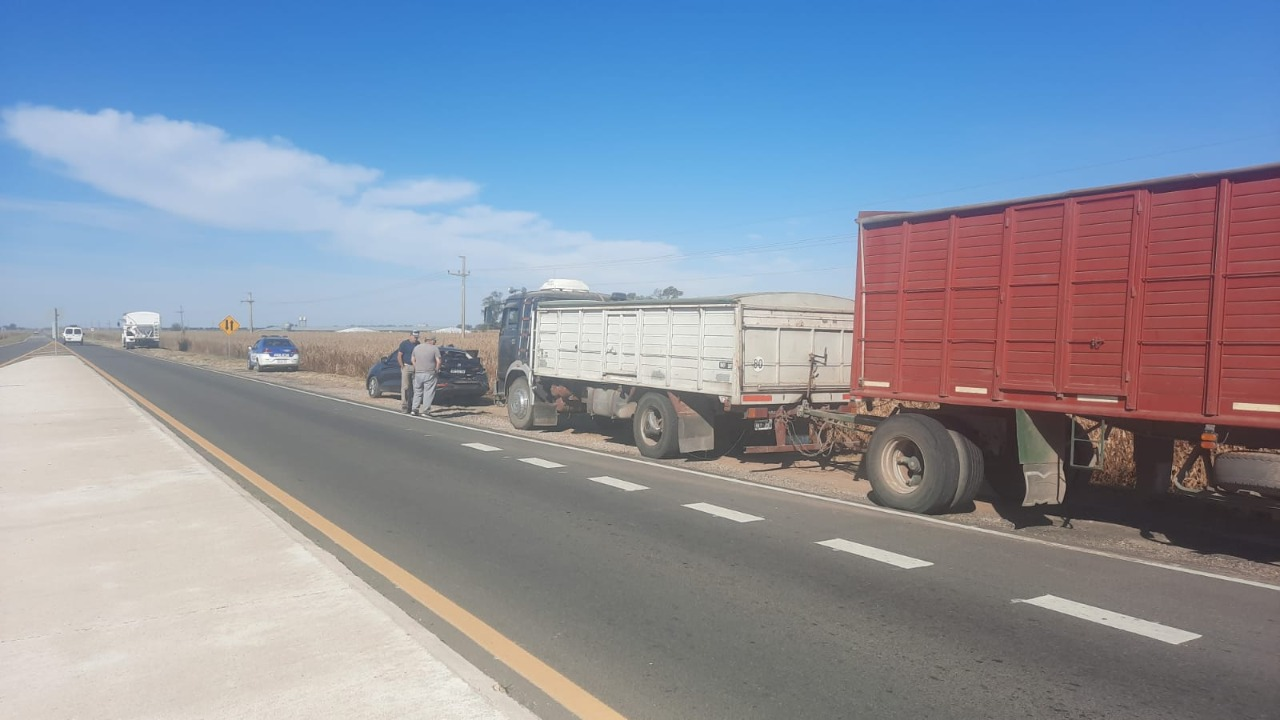 Accidente entre ruta 11 y 3, un automóvil fue embestido por un camión