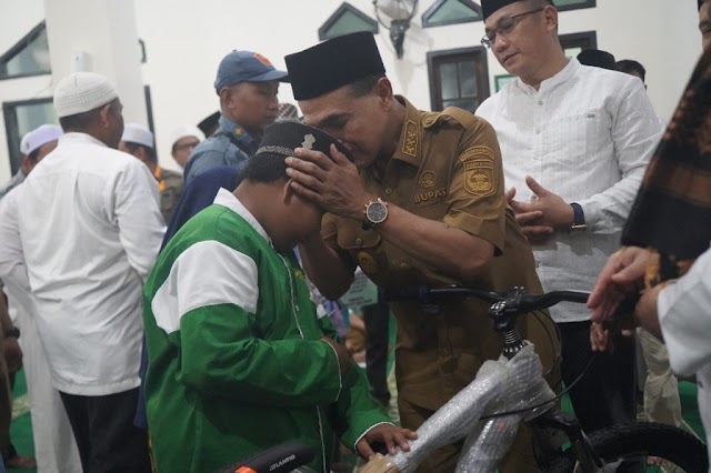 Puluhan Santri SDSM Desa Karang Indah Dapat Hadiah Sepeda