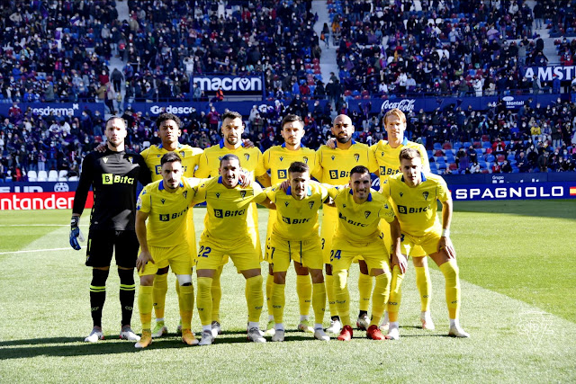 CÁDIZ C. F. Temporada 2021-22. Ledesma, Choco Lozano, Álvaro Negredo, Víctor Chust, Fali, Álex Fernández. Iza Carecelén, Álvaro Espino, Salvi, Fede San Emeterio, Iván Alejo.  LEVANTE U. D. 0 CÁDIZ C. F. 2 Sábado 22/01/2022, 14:00 horas. Campeonato de Liga de 1ª División, jornada 22. Valencia, estadio Ciutat de Valencia: 14.063 espectadores. GOLES: 0-1: 34’, Álvaro Negredo. 0-2: 73’, Salvi Sánchez.