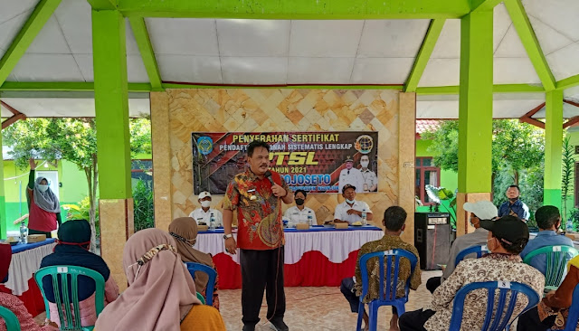 Plt Bupati Nganjuk Marhaen Djumadi (memegang mikrofon) memberikan arahan ke warga sebelum menyerahkan ratusan sertifikat tanah hasil program PTSL di Desa Mojoseto, Kecamatan Gondang, Rabu (2/3/2022)