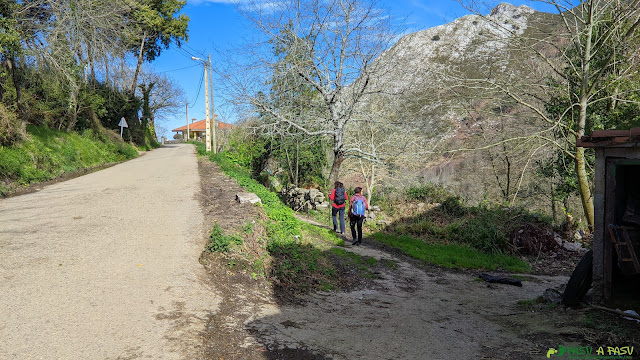 Desvío a la derecha a la salida de Rioseco