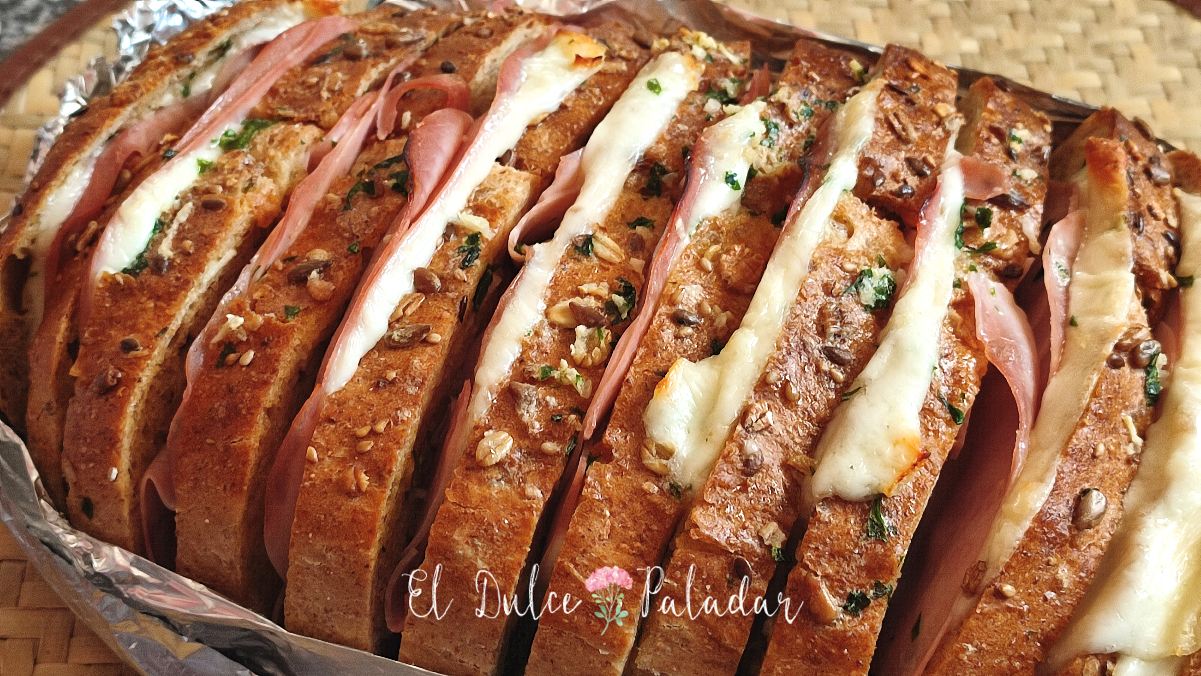 Pan de semillas relleno de jamón y queso