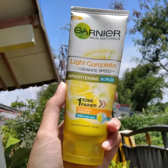 Menggunakan Garnier Bright Complete Brightening Face Wash Scrub
