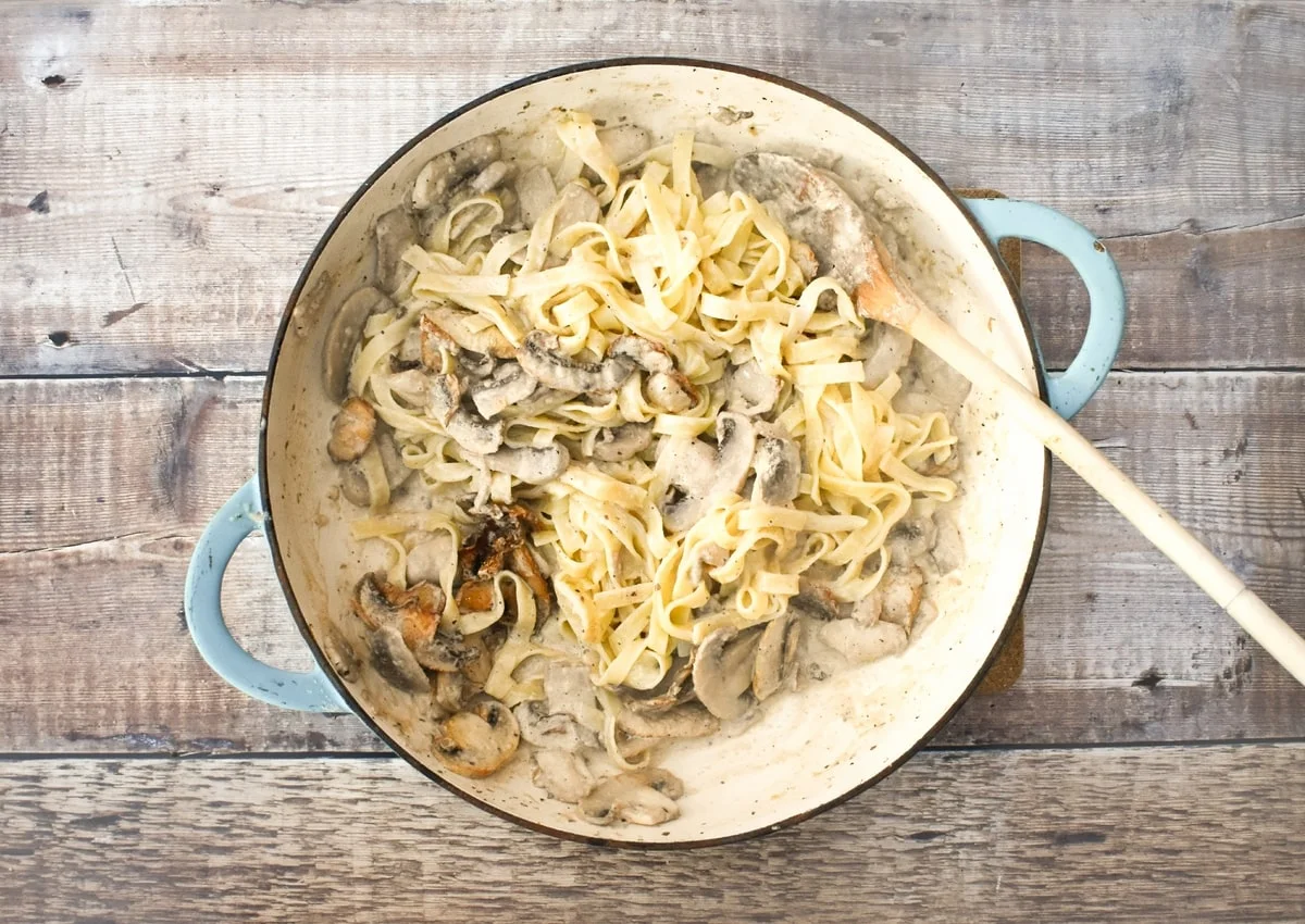 vegan carbonara in a pan