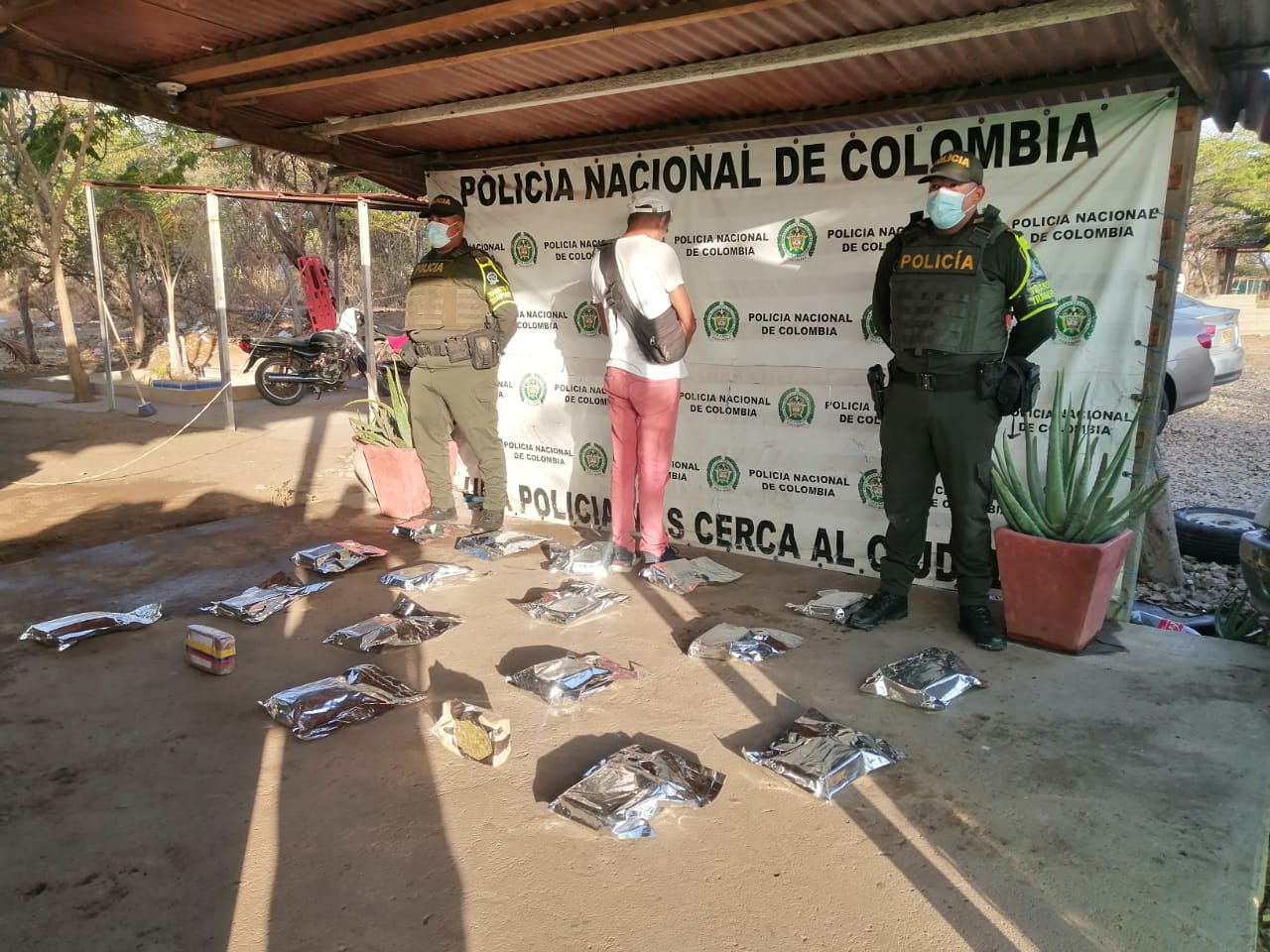 https://www.notasrosas.com/Policía Guajira captura dos personas en Maicao, con 8.5 kilos de marihuana