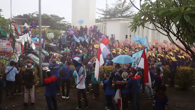 Personel Batalyon C Pelopor Satbrimob Polda Banten Amankan Aksi Unras Buruh