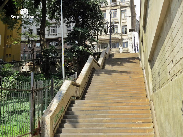 Vista ampla da escadaria que liga a Rua Libero Badaró com o Vale do Anhangabaú no Centro