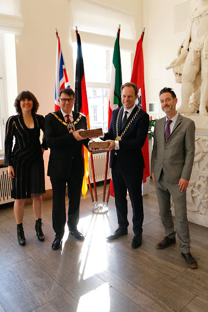 Julia Zinnbauer, Mayor David Stevens, Oberbürgermeister Dr. Stephan Keller, Matt Hulse, Rathaus Düsseldorf 2021