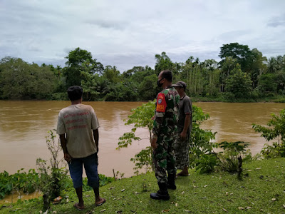 Tanggap Bencana, Serda Anton Ajak Aparat Desa Terus Pantau Luapan Air Sungai