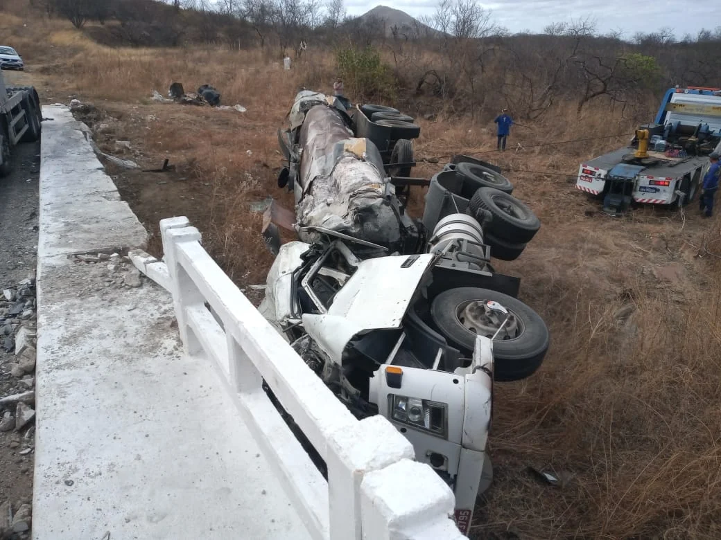 Quixeramobim: Homem morre após caminhão capotar na ponte do Açude Flores