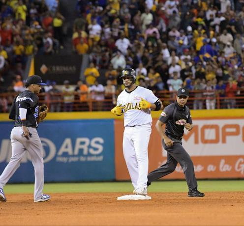 Polémica en Lidom: Los aguiluchos encienden luces de sus celulares para distraer a lanzador del Licey