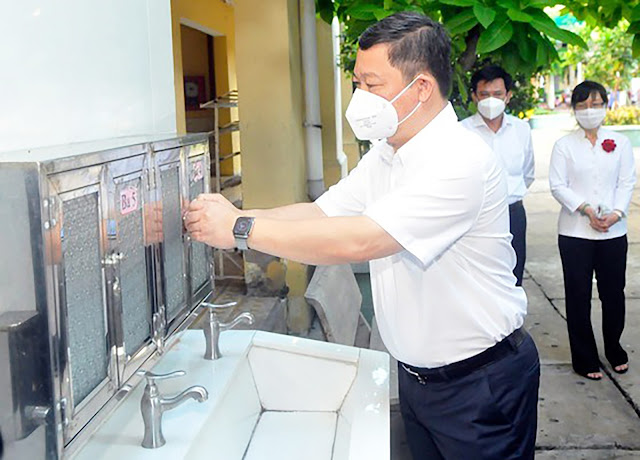 Đồng chí Dương Anh Đức kiểm tra hệ thống rửa tay tại Trường Tiểu học Nguyễn Đình Chiểu. (Ảnh: ST)