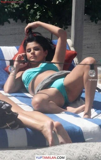 Selena Gomez Sexy Topless Pictures