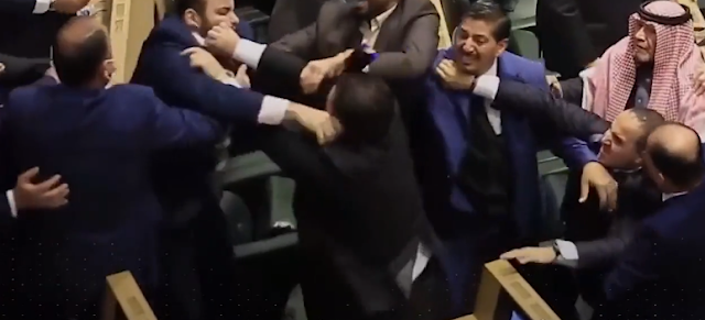 Il parlamento giordano scoppia in una rissa totale