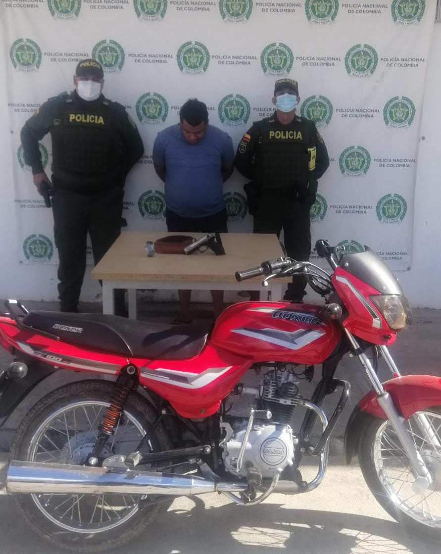 https://www.notasrosas.com/Con un artefacto explosivo y una pistola traumática, es detenido presunto atracador en Barrancas
