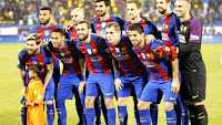 F. C. BARCELONA - Barcelona, España - Temporada 2016-17 - Rafinha, Mascherano, André Gomes, Rakitic, Piqué y Cillessen; Leo Messi, Neymar, Aleix Vidal, Pascal Digne y Luis Suárez - AL-AHLI F. C. 3 (Abdulrahman. Assiri 2) F. C. BARCELONA 5 (Luis Suárez, Messi, Neymar, Paco Alcácer y Rafinha) - 13/12/2016 - Partido amistoso - Doha, Catar, estadio Al-Gharafa - Al minuto 15 el Barsa iba ganando 3-0. El tridente jugó media hora seguramente por exigencias del contrato y Paco Alcácer por fin se estrenó como goleador