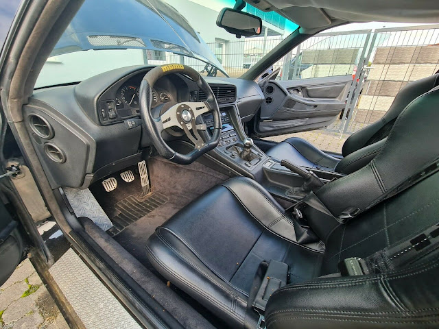 The driver's seat in the tuning model 1993 BMW 850i E31. The inner part of the doors is the original one. The frameless front windows look great on a BMW 8 Series E31.