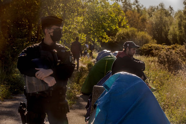 Calais : des associations pro-migrants tentent d’empêcher l’évacuation d’un camp de migrants « Les forces de l’ordre capitulent et repartent bredouilles ! »