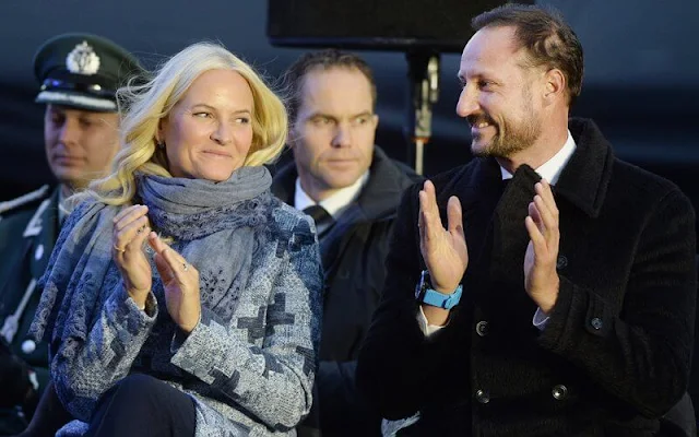 Queen Sonja, Crown Prince Haakon and Crown Princess Mette-Marit. Long blue knit long coat, vintage nordic, fair isle wool