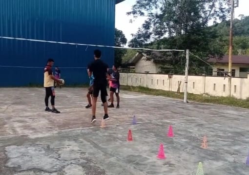 PBVSI Provinsi Kepri Memberikan Bantuan Perlengkapan Olagraga Volly kepada  Club PBV Vosiba