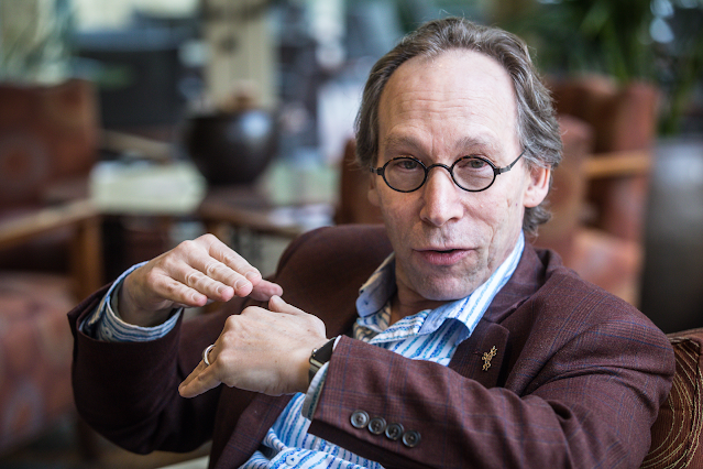 O Lawrence Maxwell Krauss (27 Μαΐου 1954) είναι Καναδοαμερικανός θεωρητικός φυσικός και κοσμολόγος, που δίδαξε στο Πανεπιστήμιο της Arizona State (ASU), το Πανεπιστήμιο Yale και το Case Western Reserve University. Το 2008 ιδρύθηκε το Origins Project του ASU για την έρευνα βασικών ερωτημάτων σχετικά με το σύμπαν και υπηρέτησε ως διευθυντής του έργου.