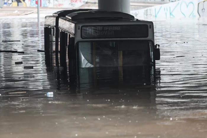  Η στιγμή που πολίτες εγκαταλείπουν το βυθισμένο λεωφορείο!   νέο ΒΙΝΤΕΟ 