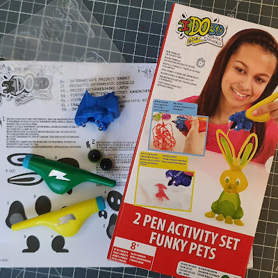 I Do 3D 2 Pen Activity Set Funky Pets box front and contents beside - instruction sheet 2 x pens 1 x UV light