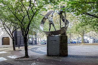 Paris : Hommage à Albert Camus, une oeuvre de Michel Poix, place du Colonel Fabien - Xème