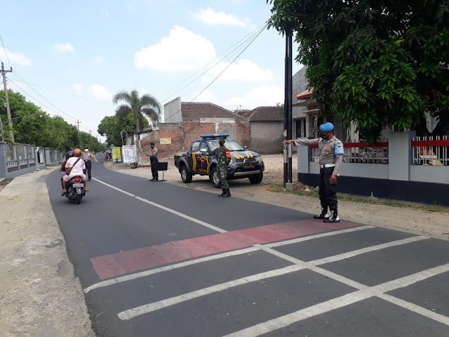 PPKM level 3 aparat gabungan wilayah Polokarto gelar operasi yustisi  penegakan Prokes.