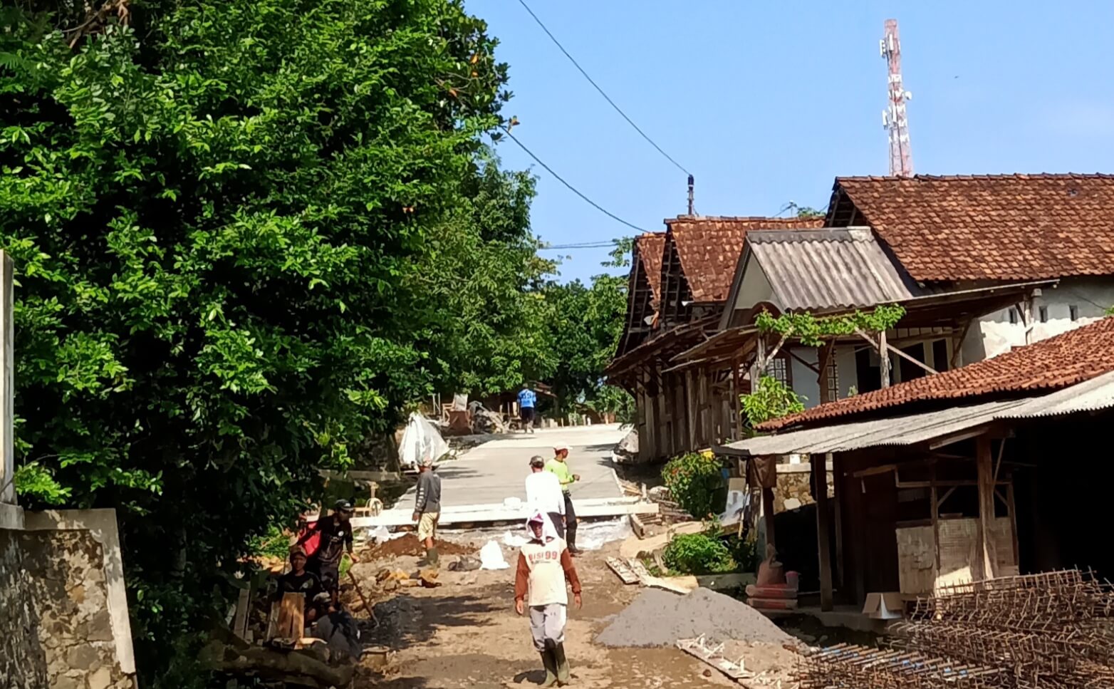 50 Tahun Menanti, Jalan Desa Sidomakmur-Magangan Akhirnya Diperbaiki