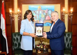 وزيرة الهجرة تكرم السفير الأرميني تقديرًا لدوره في مبادرة إحنا المصريين الأرمن